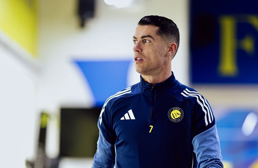 بقميص عليه كلمة لعلامة تجارية.. كريستيانو رونالدو يظهر في مطعمه بمدريد (فيديو)