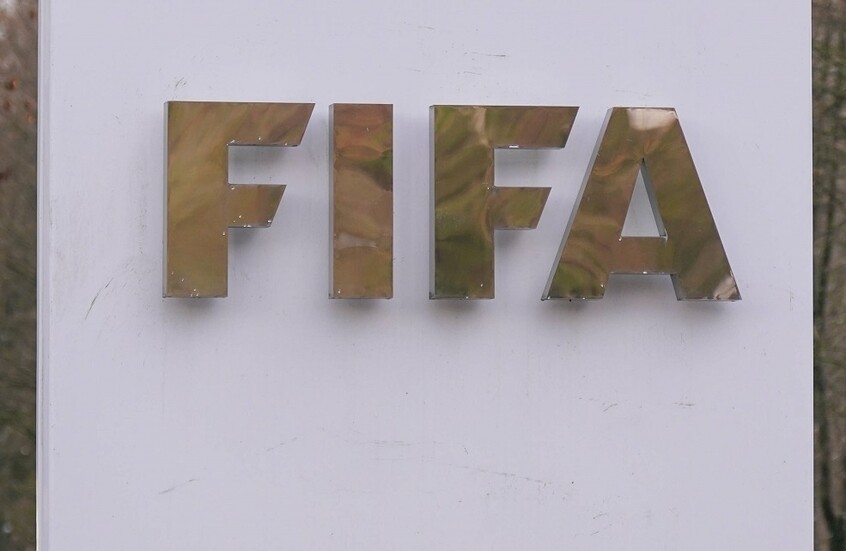 دليل لتعليم أولياء أمور اللاعبين.. "فيفا" يحظر تقاضي عمولات تمثيل اللاعبين وسقف مالي للأتعاب