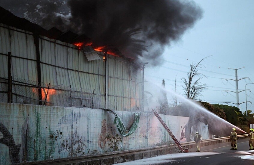حرائق وأضرار في حولون وعدة مناطق وسط إسرائيل إثر قصف إيراني