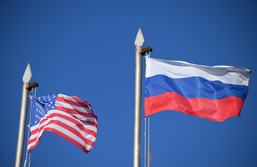 "نيويورك تايمز": تخفيف الولايات المتحدة للعقوبات النفطية يمثل انتصارا جيوسياسيا لروسيا