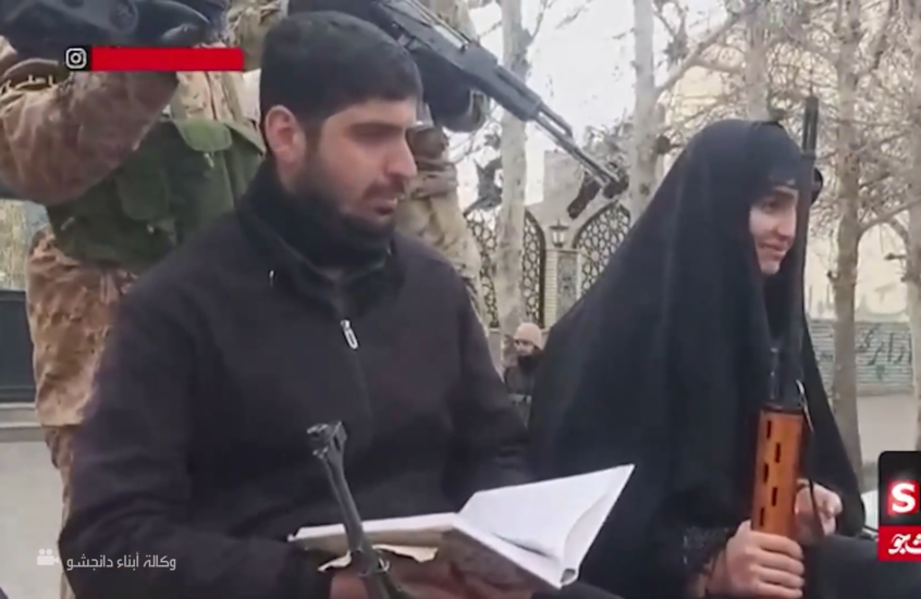 زفاف في ظل الحرب.. عروسان إيرانيان على مركبة عسكرية يحملان بنادق خلال المراسم