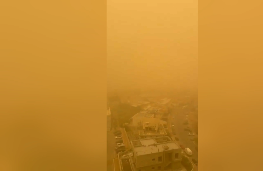 عاصفة رملية تضرب قطاع غزة (فيديو)