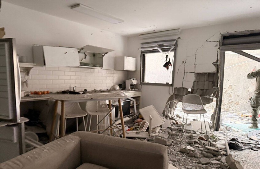 لقطات تظهر الدمار الناتج عن سقوط مقذوف إيراني في إيلات جنوب إسرائيل وكشف عدد الإصابات (فيديوهات+صور)