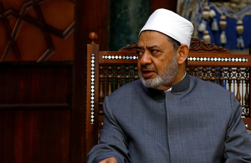 لم يظهر مؤخرا.. ما هي تطورات الحالة الصحية لشيخ الأزهر؟
