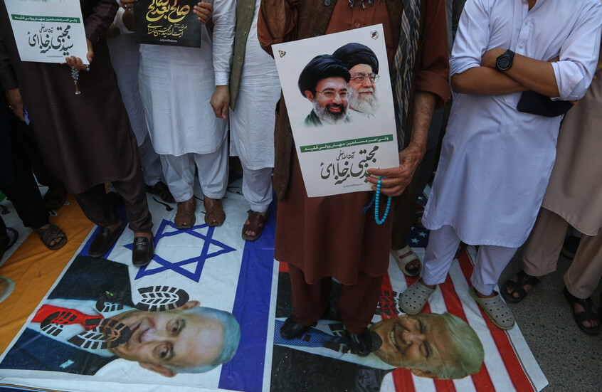 تحليل في هآرتس: نتنياهو ابتز ترامب المعزول سياسيا ودفعه نحو كارثة إيران.. الرئيس الأمريكي أسير