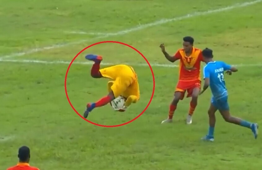 على طريقة الكونفو.. حارس مرمى يركل لاعبا بعد "شقلبة خلفية" ويتسبب بأغرب ركلة جزاء (فيديو)