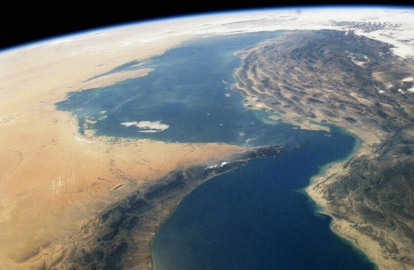 الأدميرال تنكسيري يعلق على "كذب" الأمريكيين بخصوص مضيق هرمز ويذكّر بوضع الملاحة فيه