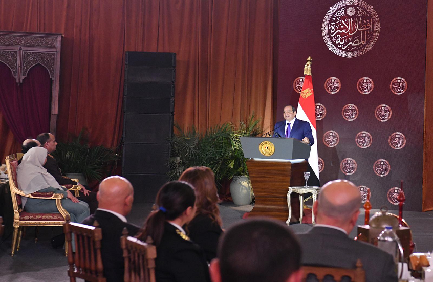 السيسي يوجه رسائل للمصريين حول "خيارات صعبة" ويدعو الحكومة لكشف الحقائق