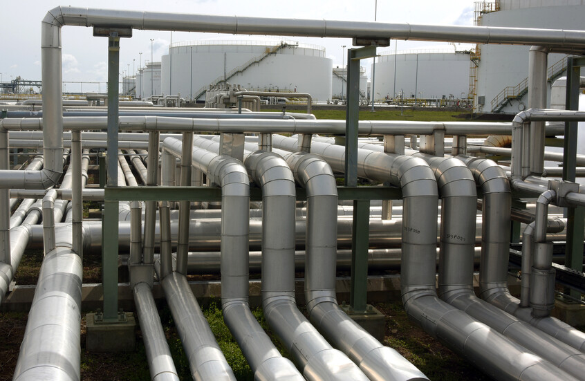 اندلاع حريق في منشأة تخزين نفط في الشارقة بالإمارات