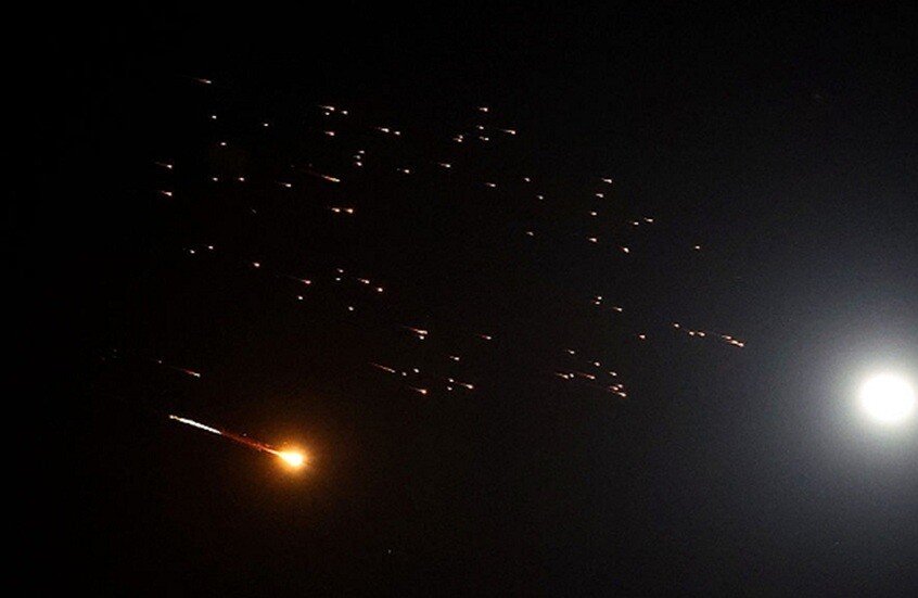 هجوم إيراني واسع بصواريخ انشطارية على إسرائيل الآن