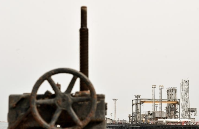 استمرار تحميل النفط من جزيرة خرج الإيرانية رغم القصف الأمريكي