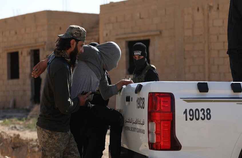 سوريا.. حملة مداهمات في موحسن بريف دير الزور الشرقي تستهدف خلايا "داعش" (صور)