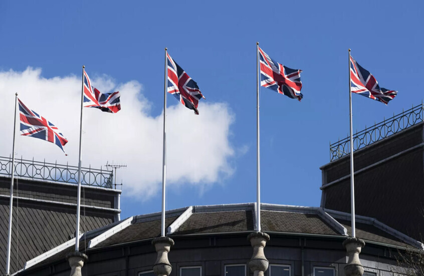 بدلا من السفن الحربية.. بريطانيا ترسل 8 بحارة إلى الشرق الأوسط