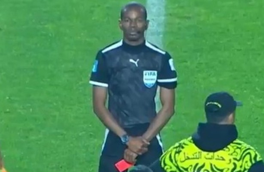 تصرف غريب من الحكم بعد نهاية مباراة الترجي والأهلي المصري يثير جدلا واسعا