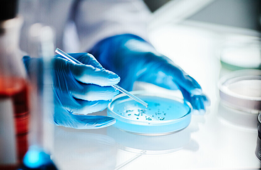 علماء ينجحون في إنتاج دواء باركنسون من النفايات البلاستيكية