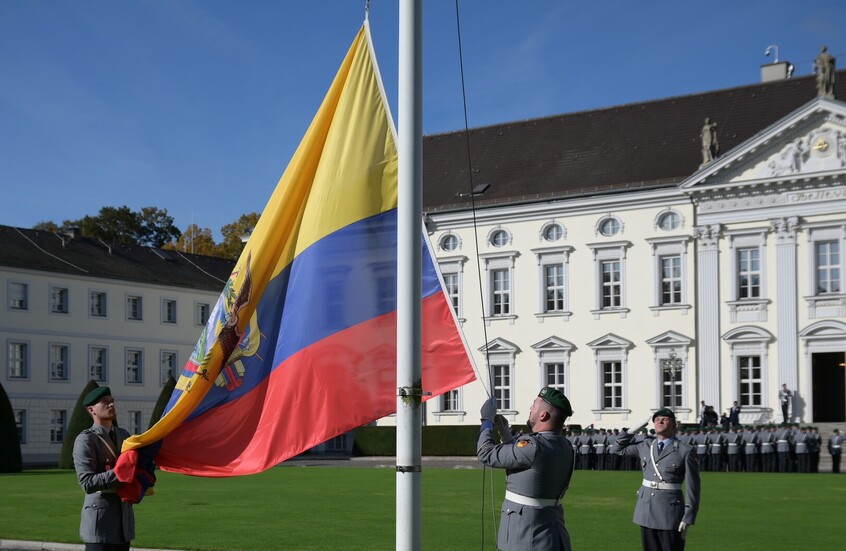 الإكوادور تنفي اتهامها بقصف الأراضي الكولومبية