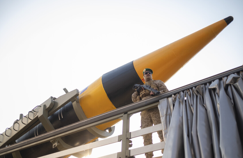 الحرس الثوري الإيراني يكشف تفاصيل هجوم عنيف استهدف إسرائيل: "انتقاما للاريجاني ومرافقيه" (فيديو)