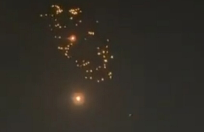 هجوم إيراني بصواريخ عنقودية انشطارية على إسرائيل وأصوات انفجارات ضخمة في تل أبيب.. (فيديوهات)