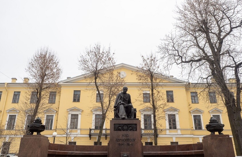 الموسيقى المخبأة خلف القلم.. رحلة ليرمونتوف وباسترناك وتولستوي بين الحروف والنوتات