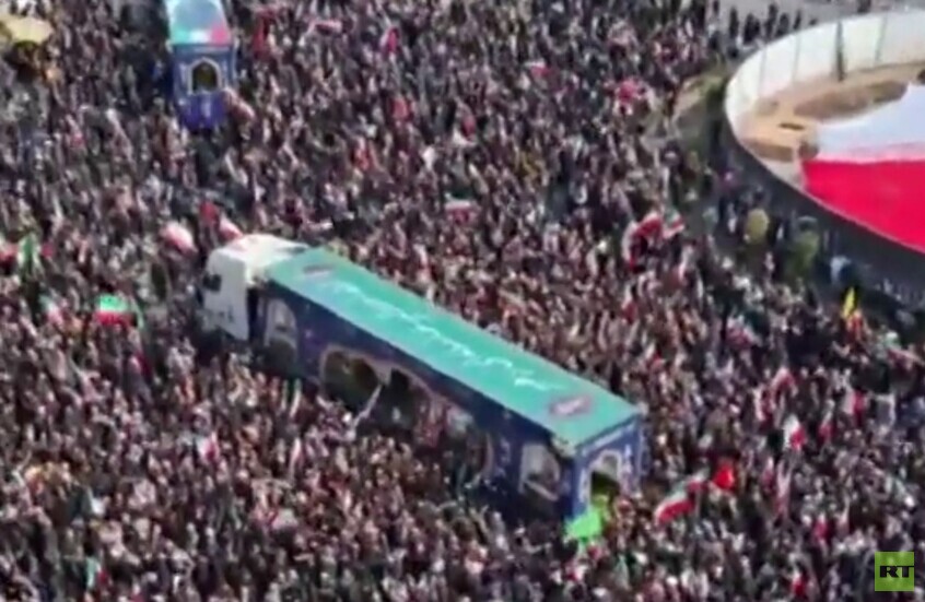 طهران.. مراسم تشييع لاريجاني وسليماني وسط حضور شعبي كبير في ساحة الثورة