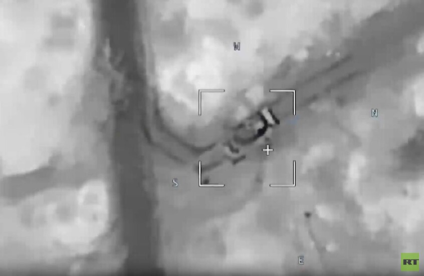 مدفع هاوتزر الروسي "D-30" يدمر مدرعة أوكرانية في جمهورية دونيتسك