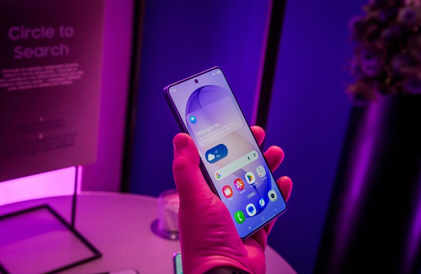 سامسونغ تعلق على وجود "مشكلة" في أداء شاشة هاتفها الجديد