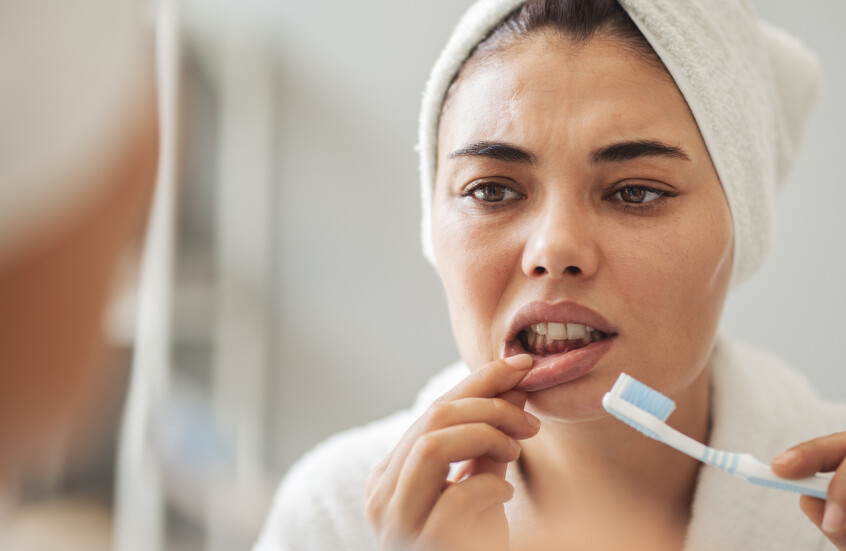 لا تتجاهل نزيف اللثة.. قد يدل على نقص فيتامين حيوي