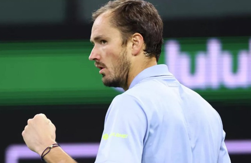 مدفيديف يستعيد حقائبه المفقودة قبل انطلاق بطولة ميامي المفتوحة