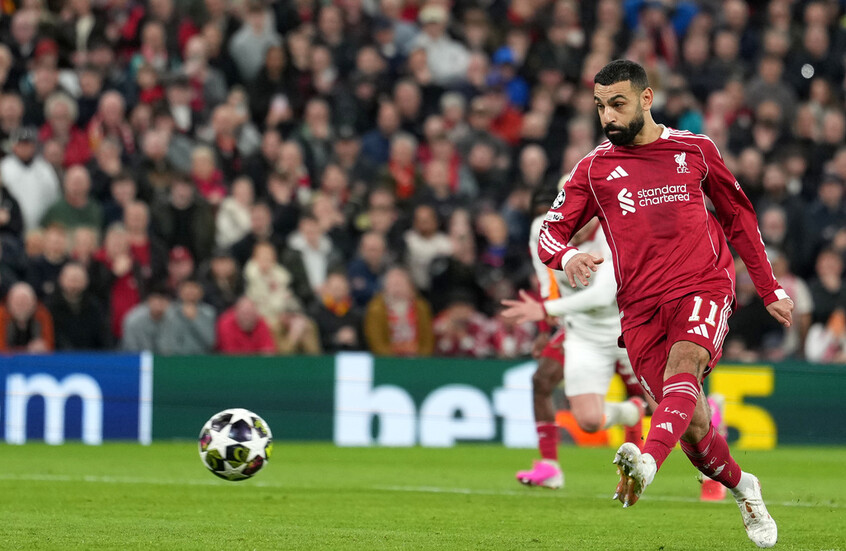 بتسديدة "بانينكا".. صلاح يهدر ركلة جزاء بشكل غريب أمام غلطة سراي