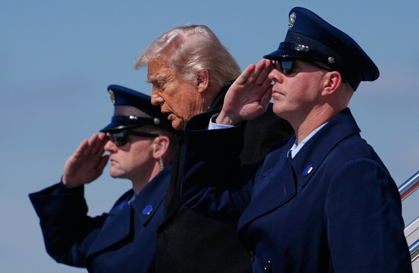 ترامب يستقبل جثث الجنود الأمريكيين الستة الذين قتلوا أثناء العملية ضد إيران