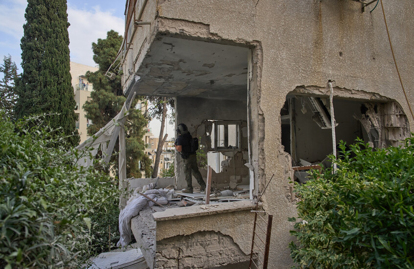 إسرائيل تتعرض لهجوم عنقودي إيراني وأنباء عن سقوط رؤوس متفجرة في عدة مناطق