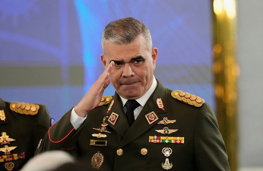 فنزويلا.. إقالة وزير الدفاع وتعيين خلف له