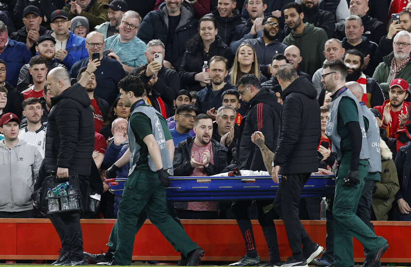 إصابة مروعة للاعب غلطة سراي.. بتر جزء من إصبعه خلال مواجهة ليفربول