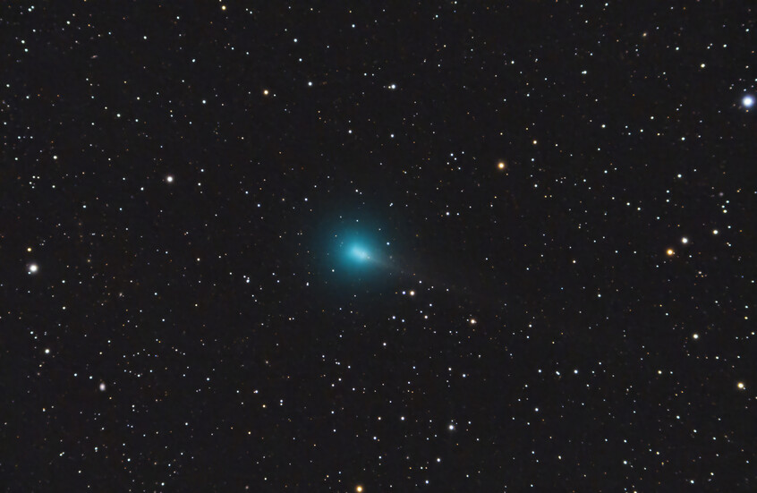 هابل يلتقط بالصدفة لحظة تفكك مذنب عملاق أثناء مغادرته نظامنا الشمسي