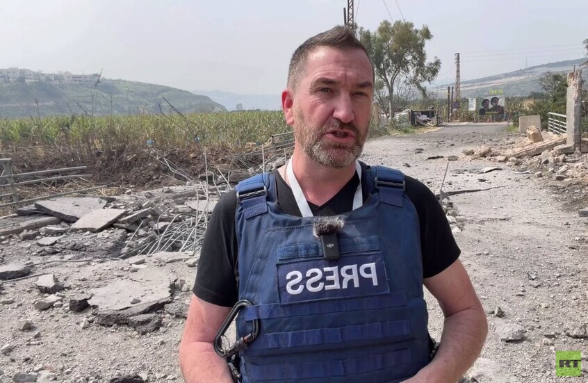 إصابة مراسل قناة RT ستيف سويني ومصوره بهجوم إسرائيلي في جنوب لبنان