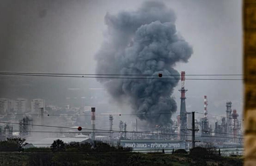 اندلاع حريق في مجمع "بزان" النفطي بحيفا إثر استهدافه بصاروخ إيراني انشطاري