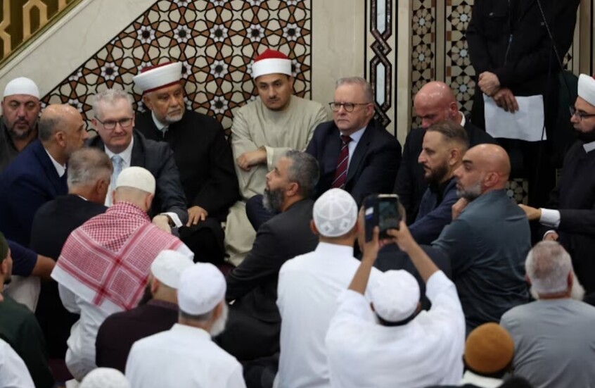 "عار عليك".. محتجون يقاطعون ألبانيزي في أكبر مسجد بأستراليا خلال صلاة العيد (فيديوهات)