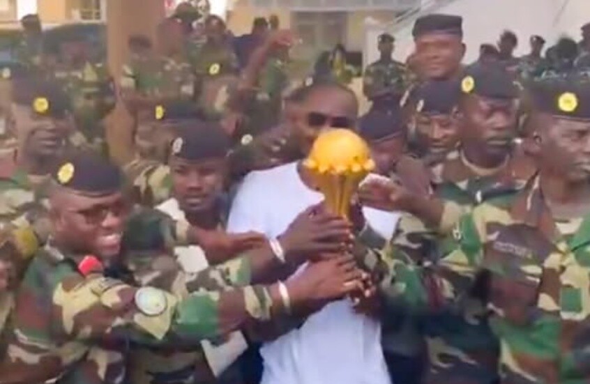 تمرد سنغالي.. كأس أمم إفريقيا في الشوارع رغم سحبه رسميا! (فيديو)
