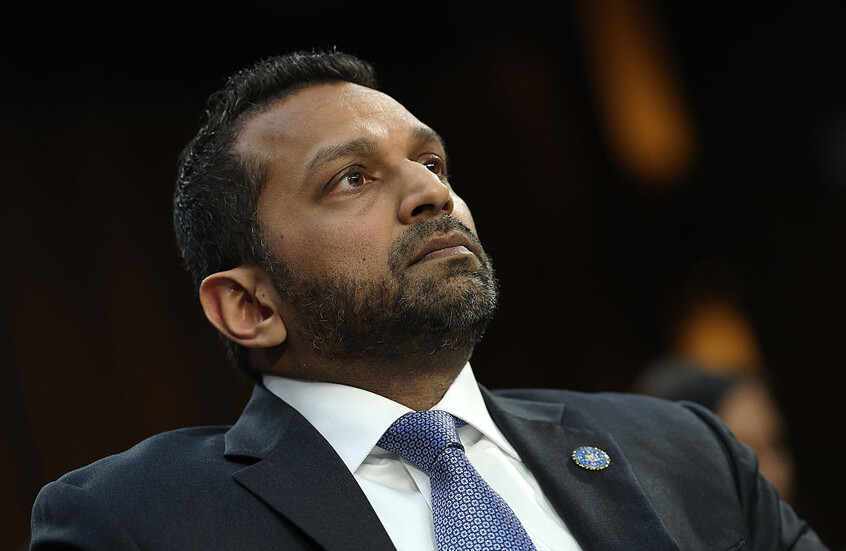 مدير "إف بي آي" يعترف بشراء بيانات مواقع الأمريكيين دون أمر قضائي