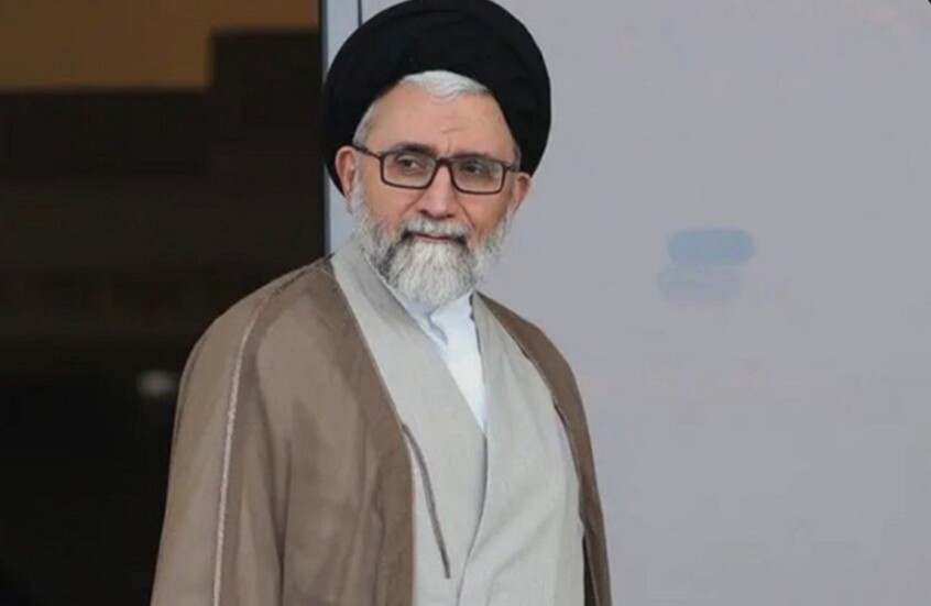 المرشد الإيراني يعزي بزشكيان باغتيال وزير الاستخبارات