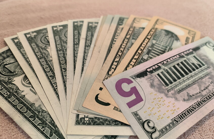 الدولار يتراجع من أعلى مستوى في أشهر