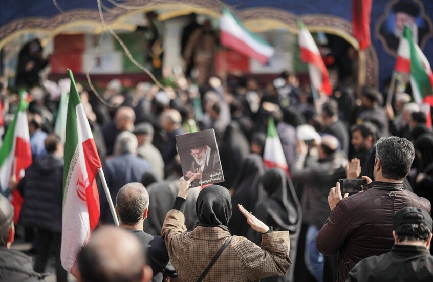 إيرانيون يشاركون في تشييع قادة إيرانيين قتلوا في غارات إسرائيلية