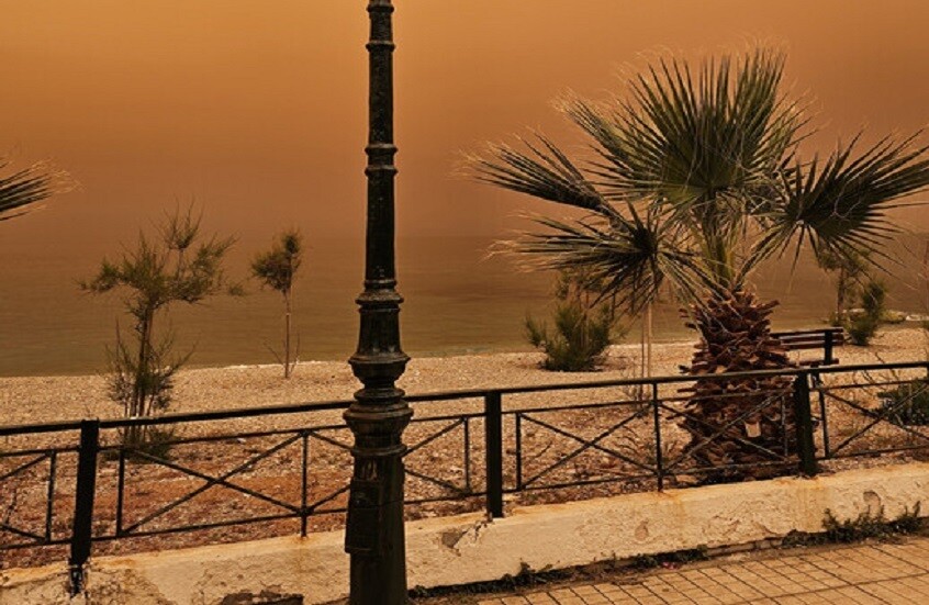 عاصفة رملية تجبر السياح الروس على مغادرة شواطئ مصر (فيديو)