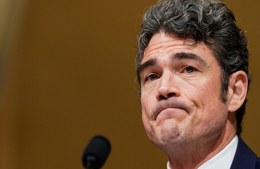 مسؤول استخباراتي أمريكي بارز: أنصار الحرب أمثال ليندسي غراهام "عزلوا" الرئيس ترامب