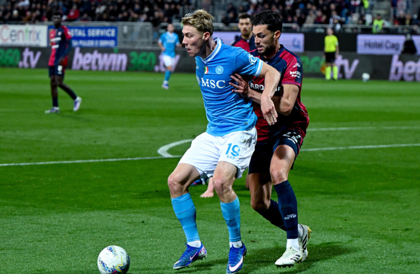 نابولي يهزم كالياري ويتقدم إلى وصافة الدوري الإيطالي