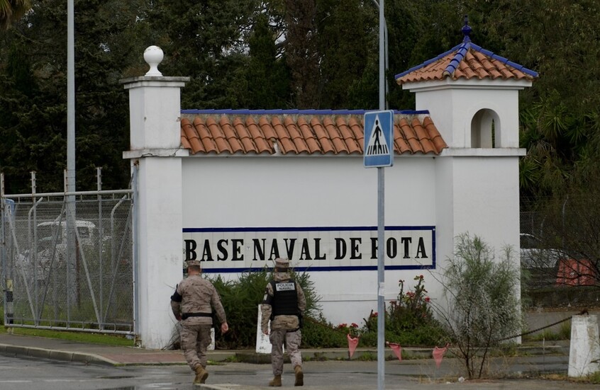 ترامب يوافق غراهام في إعادة النظر بمسألة بقاء القواعد الأمريكية في إسبانيا