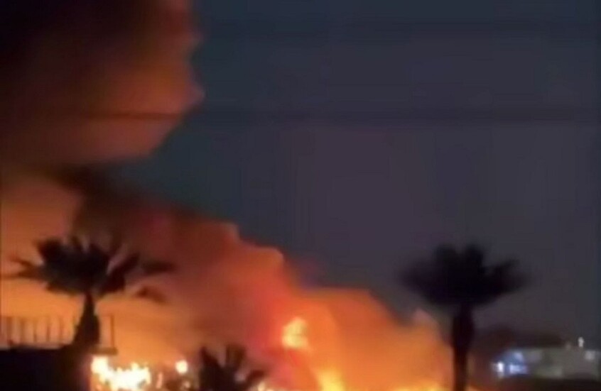 حريق هائل في قاعدة فكتوريا الأمريكية وسط بغداد بعد هجوم بالمسيرات (فيديو)