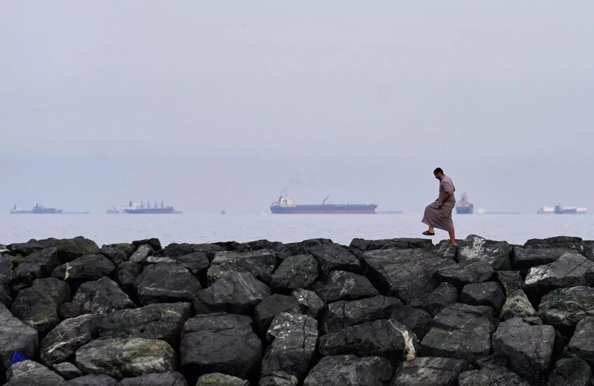 واشنطن تسمح مؤقتا بتسليم النفط الإيراني العالق في البحر للتخفيف من حدة ارتفاع الأسعار