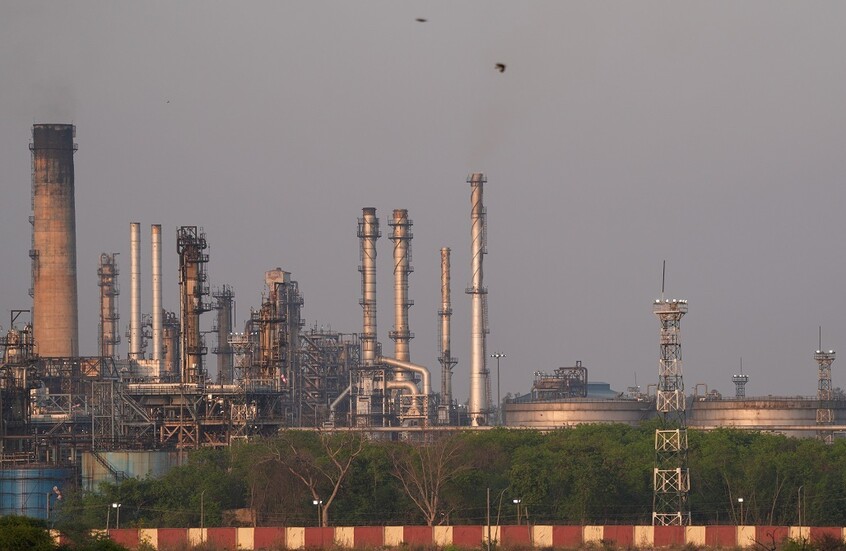 "رويترز": المصافي الهندية تتطلع لشراء النفط الإيراني بعد رفع العقوبات الأمريكية