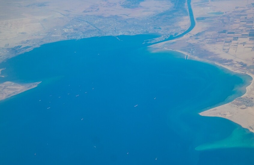 أول تهديد إيراني صريح للملاحة في البحر الأحمر وعبر باب المندب